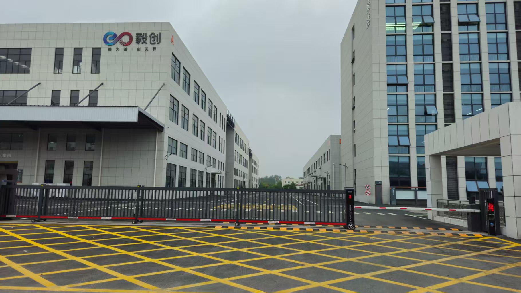 守护与通达：南阳伸缩电动门在现代安全管理中的核心应用